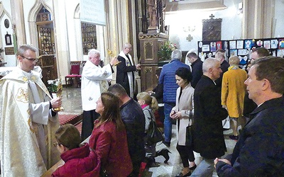 Koordynatorzy synodalni przyjęli błogosławieństwo relikwiami świętego wilamowiczanina.