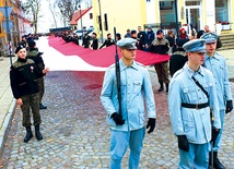 	50-metrową flagę nieśli uczniowie klas mundurowych.