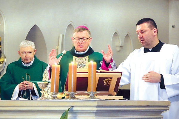 ▲	Eucharystię koncelebrował ks. Henryk Romanik, proboszcz katedry.