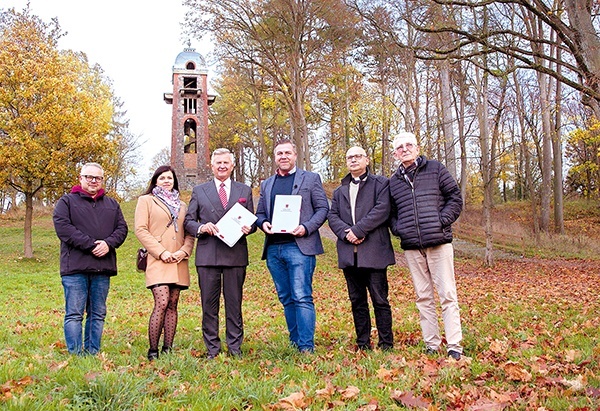 ▲	Umowę podpisali S. Wziątek, członek zarządu województwa zachodniopomorskiego, oraz P. Feliński, burmistrz Świdwina. 