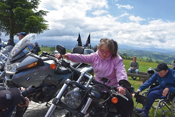 ▲	Wychowankowie PSONI na Dniu Godności na Bachledówce spotkali się m.in. z podhalańskimi motocyklistami.