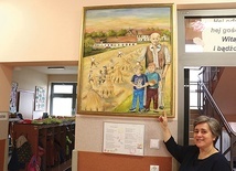 ▲	– Kwintesencją istoty patronatu jest obraz namalowany dla nas przez miejscowego malarza i działacza regionalistę Stanisława Tatarę. Widać na nim na tle budynków Zakładu Wychowawczego Jana Latuska w cywilnym stroju roboczym, z grabiami, a obok – chłopców w strojach z początku XX w. pracujących przy żniwach. Symbolicznym nawiązaniem do współczesności jest to, że michalita przedstawiony na obrazie ma przy sobie postacie dwóch chłopców współczesnych. Pokazuje to aktualność tego przesłania – mówi dyrektor ...