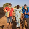 Misjonarze Afryki – o. Paweł Hulecki (w niebieskiej koszulce) i śp. o. Darek Zieliński (zm. 12 listopada 2019 r.) w czasie pieszej wędrówki przez Burkina Faso