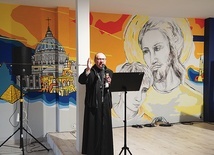 Biskup Jacek Kiciński zaproponował zgromadzonym paniom konkretny sposób przeżywania „Kwadransu z Jezusem” według wskazówek św. Antoniego M. Klareta.