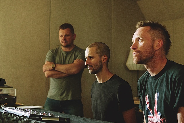 Zdjęcie ze studia nagrań Monochrom. Od lewej: ks. Bartek, Ignacy Gruszecki (realizator nagrania) i Łukasz Matuszyk (aranżer i producent płyty).