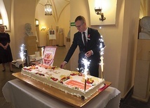 Tradycją tych uroczystości są ogromne torty.