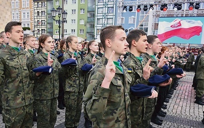 Na placu przed katedrą ślubowanie złożyli nowi kadeci z klas mundurowych gorzowskich szkół. Otrzymali też biskupie błogosławieństwo. 