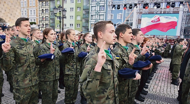 Na placu przed katedrą ślubowanie złożyli nowi kadeci z klas mundurowych gorzowskich szkół. Otrzymali też biskupie błogosławieństwo. 