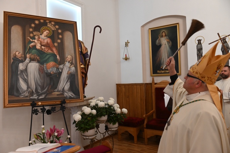 Moment poświęcenia obrazu przez bp. Piotra Skuchę.