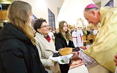 	Procesja z darami.  Chleb przynieśli przedstawiciele parafialnej Caritas i Wolontariatu Młodzieżowego.