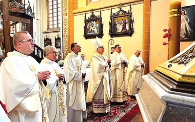 ▲	Eucharystii w lubańskim kościele farnym przewodniczył biskup legnicki Andrzej Siemieniewski. 