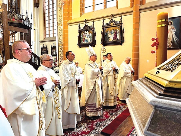 ▲	Eucharystii w lubańskim kościele farnym przewodniczył biskup legnicki Andrzej Siemieniewski. 