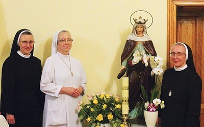▲	Zdjęcie z patronką. Od lewej: s. Małgorzata Kamińska,  s. Judyta Miechurska oraz s. Mateusza Konkel.