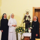 ▲	Zdjęcie z patronką. Od lewej: s. Małgorzata Kamińska,  s. Judyta Miechurska oraz s. Mateusza Konkel.