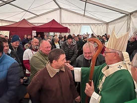 	Abp Wiktor Skworc po Mszy św. rozmawiał z zebranymi.