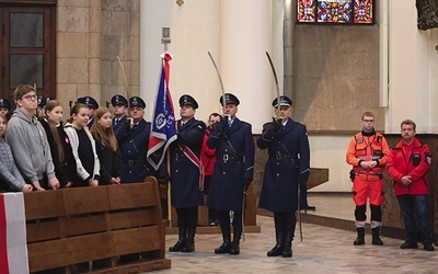 	W modlitwie uczestniczyli przedstawiciele władz rządowych, samorządowych, a także służb mundurowych.