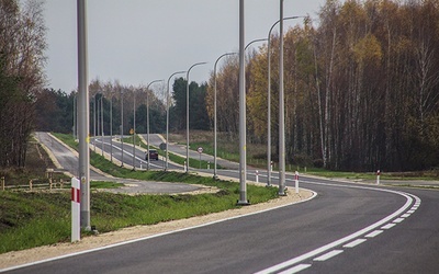 Pierwsze auta przejechały drogą tuż po godzinie 13.