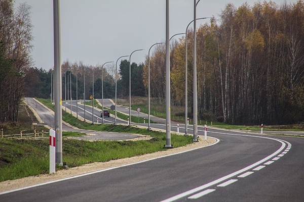 Pierwsze auta przejechały drogą tuż po godzinie 13.