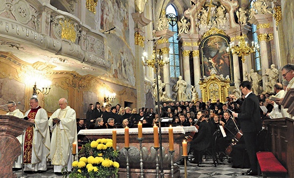 Podczas prawykonania wystąpiła ponad setka muzyków.