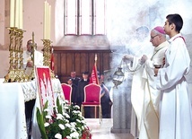 Biskup podczas celebry w strzegomskiej bazylice.