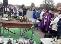 Uroczystościom pogrzebowym przewodniczył  bp Jacek Kiciński.