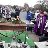 Uroczystościom pogrzebowym przewodniczył  bp Jacek Kiciński.