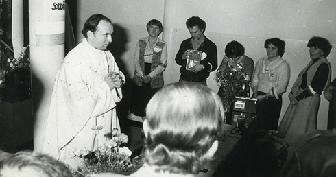 W niedzielę 16 listopada 1980 r. ks. Jerzy Błaszczak SAC celebrował Eucharystię w korytarzu głównym przy szatni UW. Uczestniczyli w niej biorący udział w strajkach okupacyjnych.
