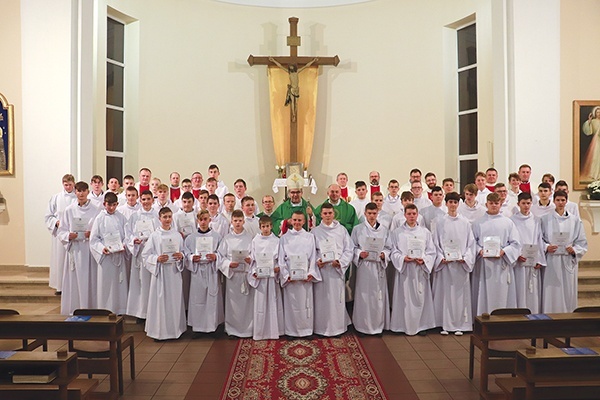 ▲	Promocji drugiej grupie udzielił bp Wojciech Osial.