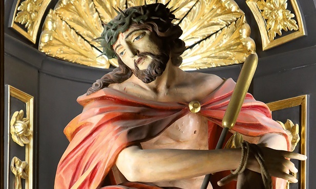 Chrystusową władzę na ziemi symbolizuje krzyż, a nie złoty tron.