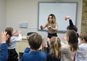 Anna Mucha, dyrektor Niepublicznej Szkoły Podstawowej  „Pod Skrzydłami” imienia Michała Archanioła, podczas zajęć z języka angielskiego.
