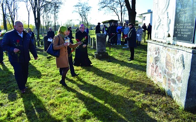 Na zakończenie delegacje złożyły wiązanki kwiatów  przy pomniku upamiętniającym staszowskich Żydów. 