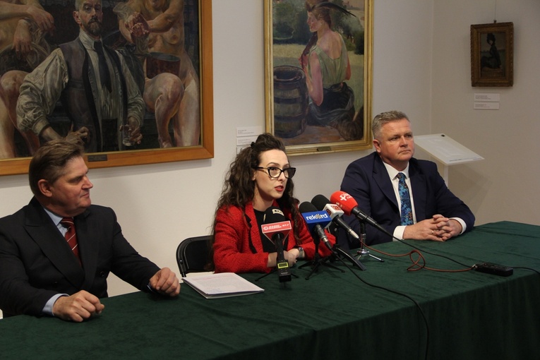 O wystawie opowiada Magdalena Kołtunowicz. Obok siedzą (z lewej) Leszek Ruszczyk, dyrektor Muzeum, i Adam Duszyk, zastępca dyrektora Muzeum.