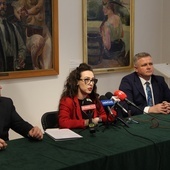 O wystawie opowiada Magdalena Kołtunowicz. Obok siedzą (z lewej) Leszek Ruszczyk, dyrektor Muzeum, i Adam Duszyk, zastępca dyrektora Muzeum.