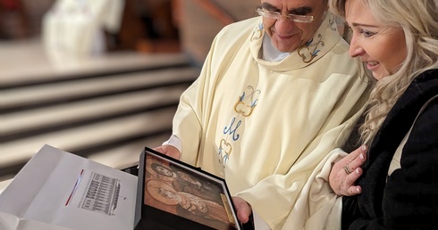 W imieniu prezydenta Andrzeja Dudy jego kapelan ks. Zbigniew Kras wręczył wręczył Anecie Zbieskiej, dyrektorce wydawnictwa Ikonę Przyjaźni