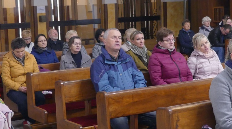 Wolontariusze POPŻ z regionu w siedzibie Caritas w Janowicach