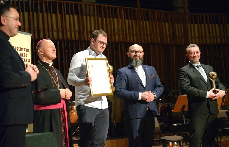 Laureaci Złotych Kul z bp. Markiem Solarczykiem oraz z szefami radomskiej Caritas.