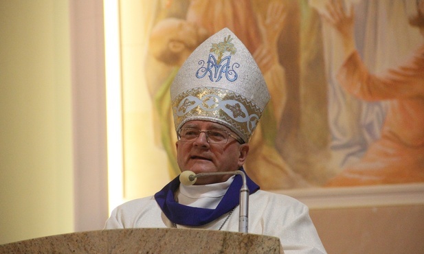 Bp Sobiło: Kościół pełni funkcję pogotowia ratunkowego