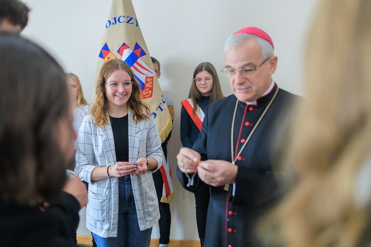 Młodzi otrzymali od bp. Marka Mendyka legitymacje oraz przypinki potwierdzające ich przynależność do KSM.