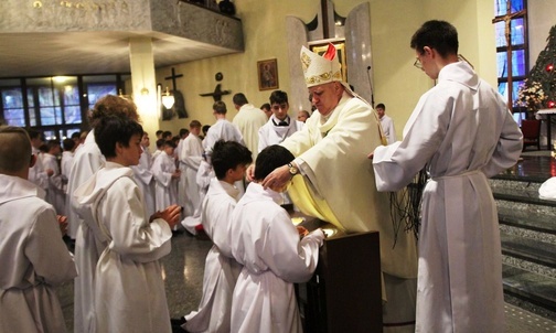 Bp Piotr Greger i duszpasterze ministrantów wręczyli im krzyże i księgi Pisma Świętego.