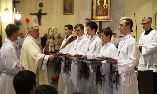 Bp Piotr Greger poświęcił krzyże, które otrzymali nowi lektorzy.
