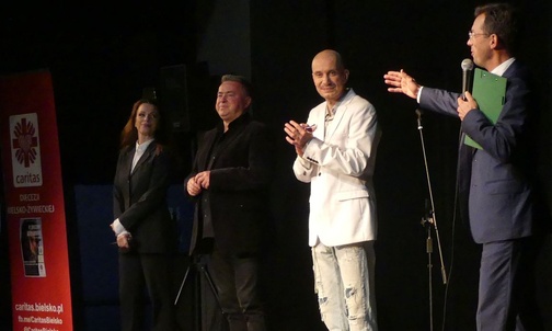 Ks. Mateusz Dudkiewicz i aktorzy Teatru Polskiego: Marta Gzowska-Sawicka, Tomasz Lorek i Rafał Sawicki, którzy wystąpili dla uczestników Światowego Dnia Ubogichz Koncertem Gwiazd.
