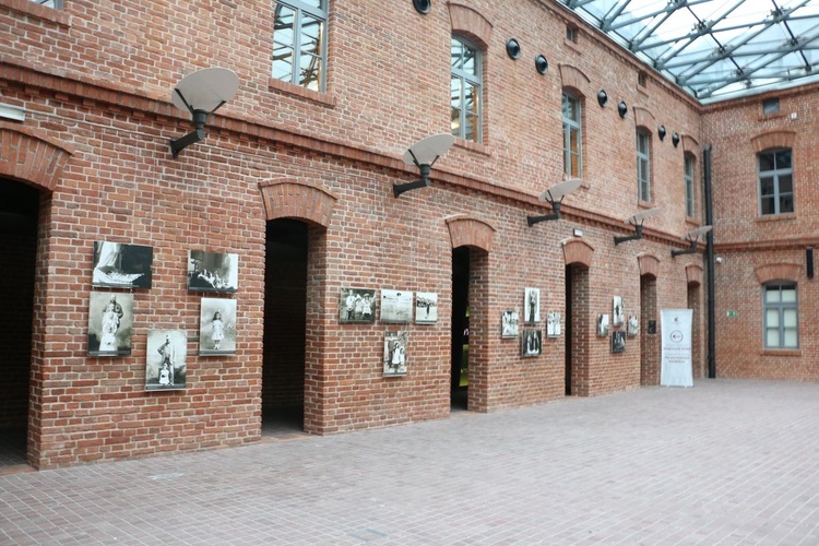 Prof. Karolina Lanckorońska na fotografiach