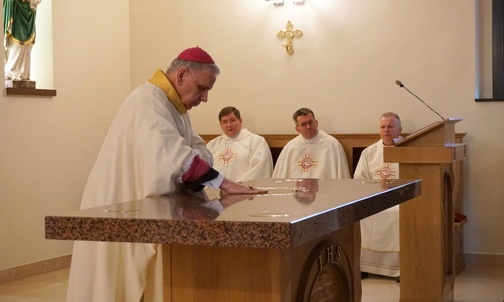 Poświęcenie maleńkiego kościółka oblatów