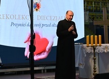 Ks. Mariusz Rosik w czasie konferencji w świebodzickiej hali OSiR-u.