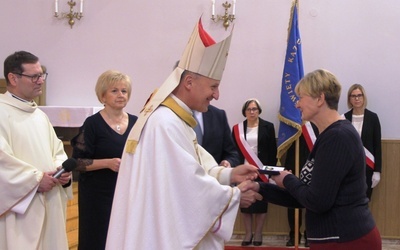  Ordynariusz wręczył legitymacje członkowskie nowym członkom stowarzyszenia. Od lewej ks. Andrzej Jędrzejewski i Teresa Połeć.