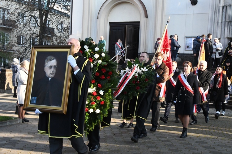 Obelisk i tablica ks. Golędzinowskiego