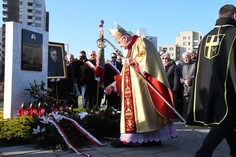 Obelisk i tablica ks. Golędzinowskiego