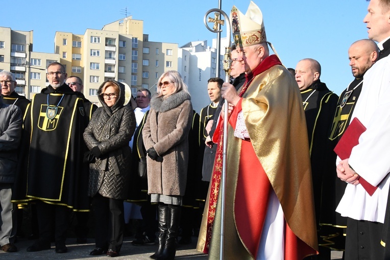 Obelisk i tablica ks. Golędzinowskiego