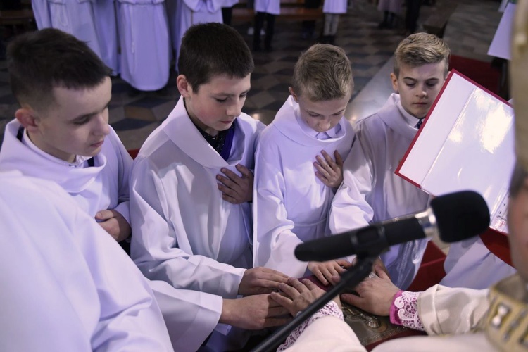 Lektorzy i ministranci w Nawojowej