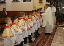 W nowych strojach liturgicznych.